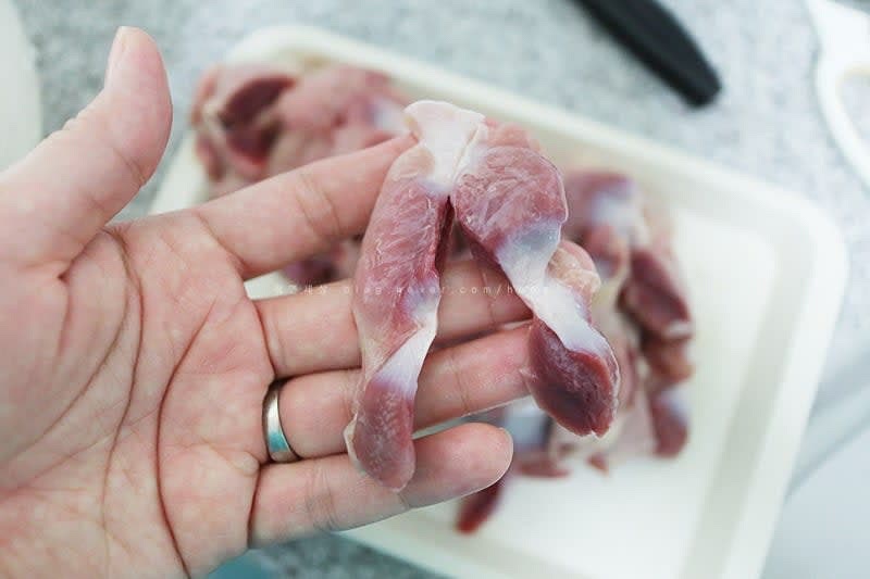 먼저 닭똥집을 아주 깨끗하게 손질해 준 뒤 먹기 좋게 반을 잘라준비한다.