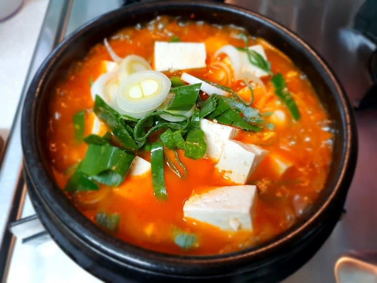 찌개가 끓기 시작하면 약불에서 조금만 더 끓여주세요. 간을 보시고 부족한 간은 소금이나 액젓을 사용하세요. 마지막으로 썰어둔 두부와 대파, 후추를 넣고 마무리해주세요.