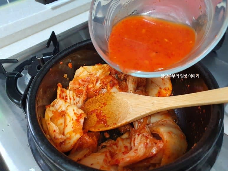 볶다가 김치가 살짝 마른다 싶으면 김치국물을 넣고 자글자글 볶듯이 중약불에서 끓여줍니다.