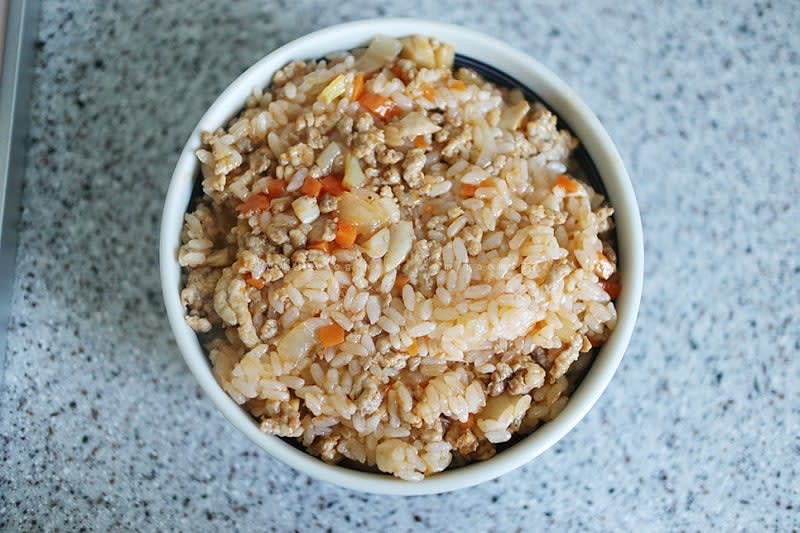 밥은 밥공기에 꾹꾹 담아 준비한다.