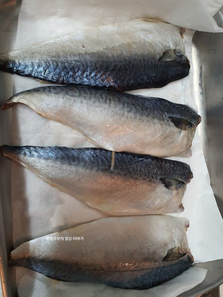 고등어를 준비합니다. 자반고등어를 이용했는데 염도가 없는 경우는 바로 물기만 제거하고 염도가 있는 경우 쌀뜨물에 담가서 염도를 낮춰줄 필요가 있습니다.