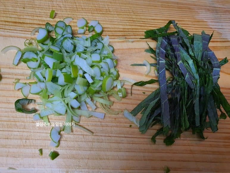 대파, 깻잎, 고추는 잘게 다져서 준비해줍니다.