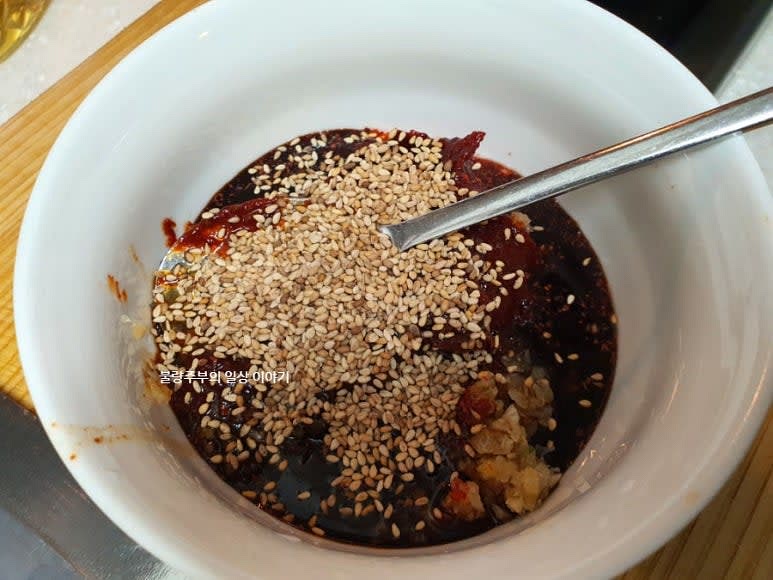 고등어를 굽는 동안 양념장을 만들어봅니다. 다진마늘, 고춧가루, 고추장, 된장, 맛술, 매실액, 올리고당, 간장, 통깨, 들기름, 다진 청양고추를 넣어서 섞어줍니다.