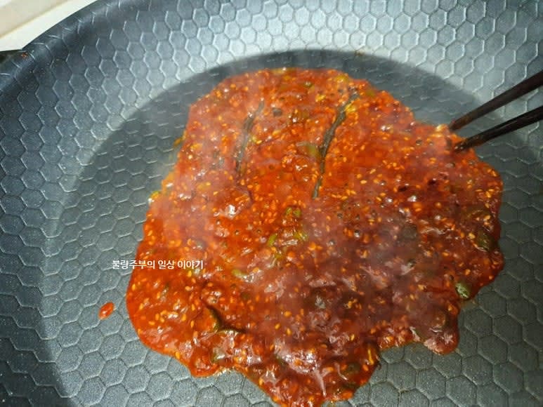 바로 고등어에 양념장을 바르지 않고 양념장을 팬에서 살짝 끓여준 후 고등어를 올린 후 살살 바른다는 느낌으로 양념을 발라준 후 다시 뒤집어서 한번 더 발라줍니다.