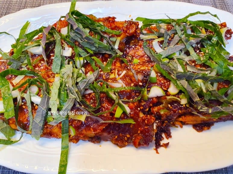 구운 고등어를 접시에 담고 대파, 깻잎채를 곁들여 완성합니다.