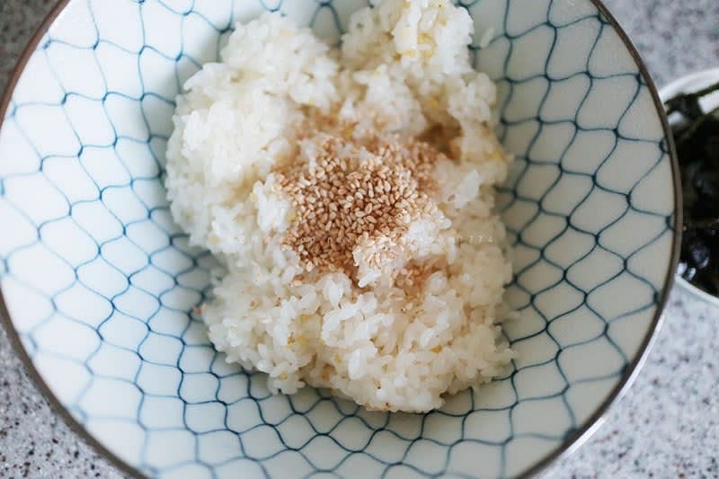 찬밥을 전자레인지에 살짝 돌려준 뒤 참기름 1T, 참깨 소금 조금 넣어준다.
