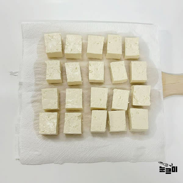 두부는 키친타올로 물기를 제거해 준 뒤 깍둑썰기해 준비해 줍니다.