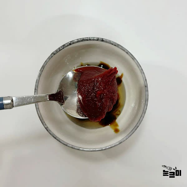 고추장, 케찹, 굴소스, 올리고당, 다진마늘, 참기름, 통깨를 넣고 잘 섞어 소스를 만들어 줍니다.