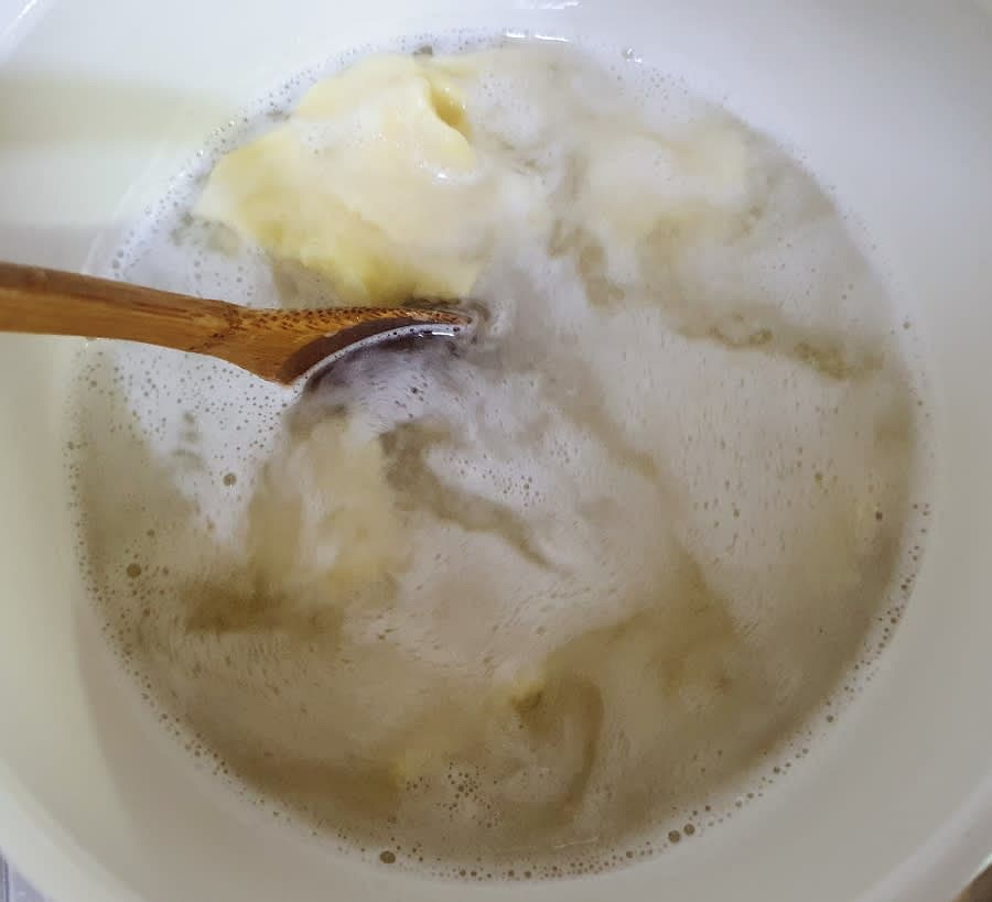 수제비 반죽이 늘러붙지 않도록 잘 저어주세요. 그리고 물을 팔팔 끓여주세요.