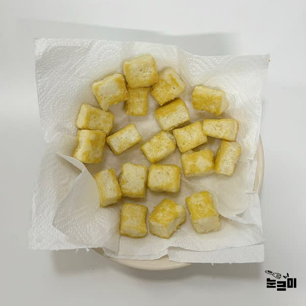 중약불로 달군 팬에 식용유를 넉넉히 두른 뒤 두부의 모든 면이 노릇해 질 때까지 구워줍니다.