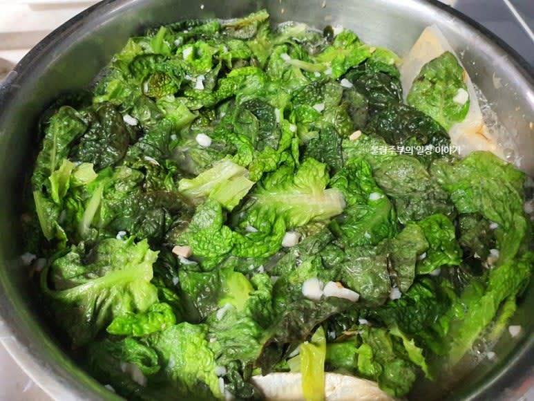 손질해둔 상추를 끓는 육수에 넣습니다.