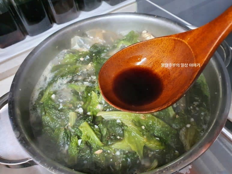 국간장 액젓을 넣고 간을 맞춥니다.