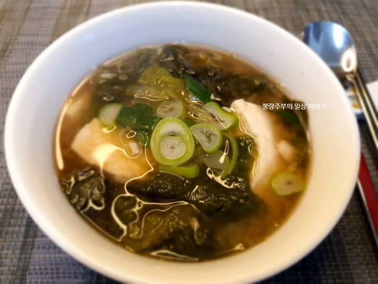 대파와 순두부를 넣고 마무리합니다.