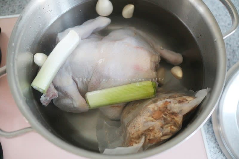 깨끗하게 씻은 닭은 솥에 넣고 물을 부어준 뒤 대파 1, 마늘, 한방 티백을 넣고 팔팔 3~40분 정도 끓여줬다.