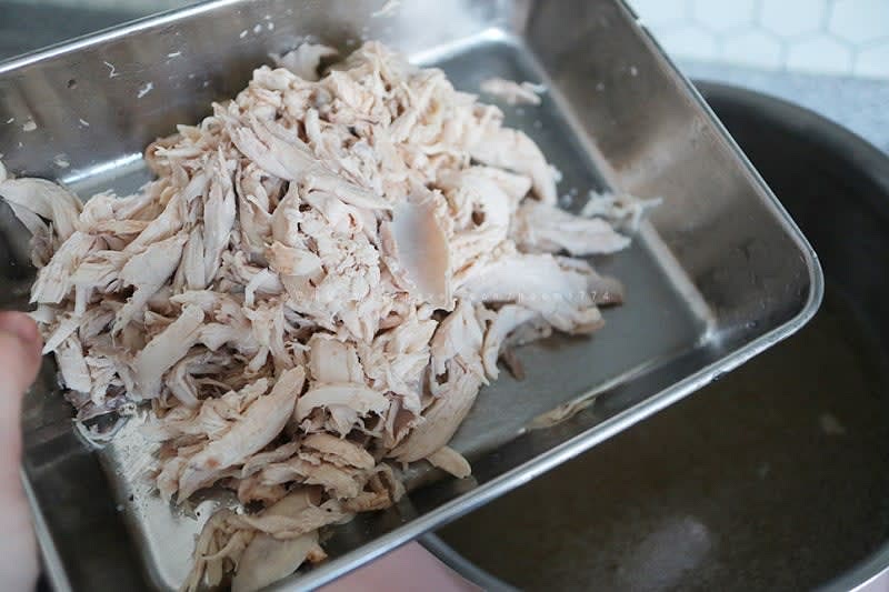 육수는 한 번 더 닭살을 넣고 끓여주고 그 사이에 파를 썰어 준비한다.