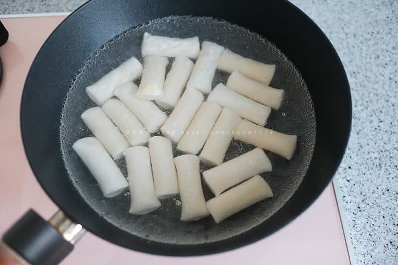 먼저 냉동실에 있던 떡을 끓는 물에 살짝 데쳐줬다.