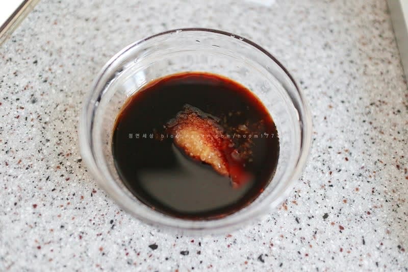 간장 1T, 다진 마늘 0.5T, 설탕 0.5T, 올리고당 0.5T, 참기름, 참깨를 넣고 양념장을 만들어 준비한다.