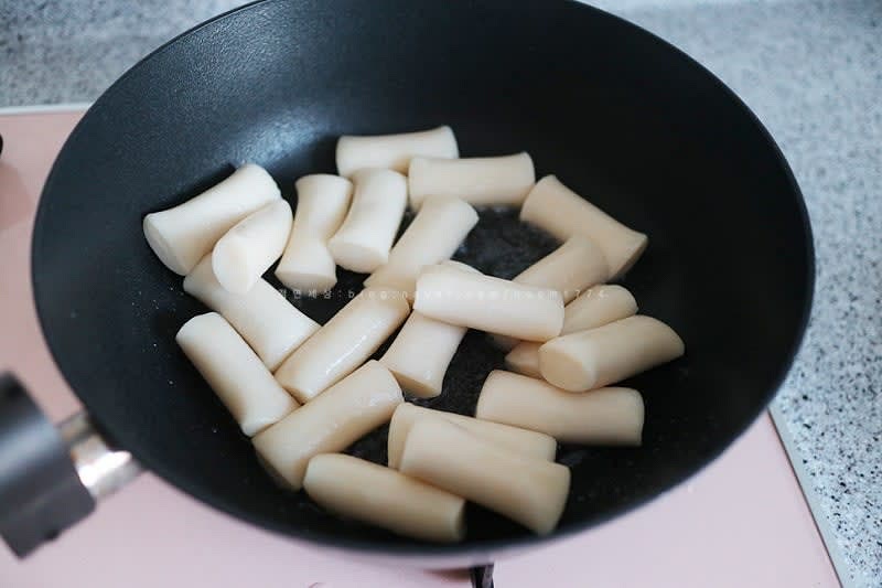 데친 떡은 채반에 받쳐 물기를 제거해 준 뒤에 달군 팬에 기름을 두르고 노릇노릇 볶아준다.