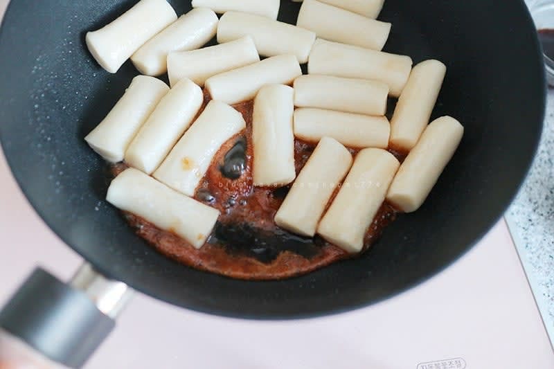 준비한 양념장을 팬 한쪽에 부어준 뒤 쫄이듯 해준다.