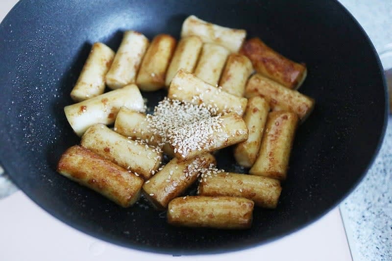 기름에 볶은 떡과 양념이 잘 버무려지게 볶아준 뒤 마무리 참기름, 참깨 넣어주면 끝!!