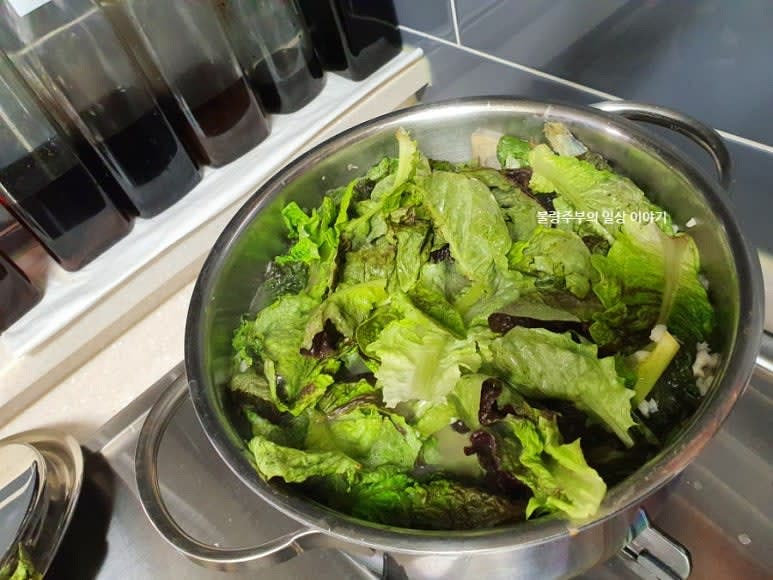 상추의 꼭지를 따고 찬물로 여러 번 헹궈 채반에 받쳐둡니다.