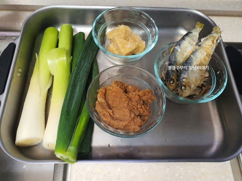 분량의 재료를 준비하고 대파는 썰어둡니다.