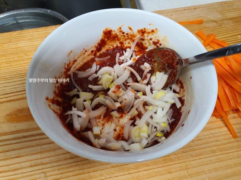 다진 대파와 양념장 재료(다진마늘, 액젓, 매실액, 간장, 조선장, 설탕, 들기름, 고춧가루, 통깨)를 잘 섞어줍니다.