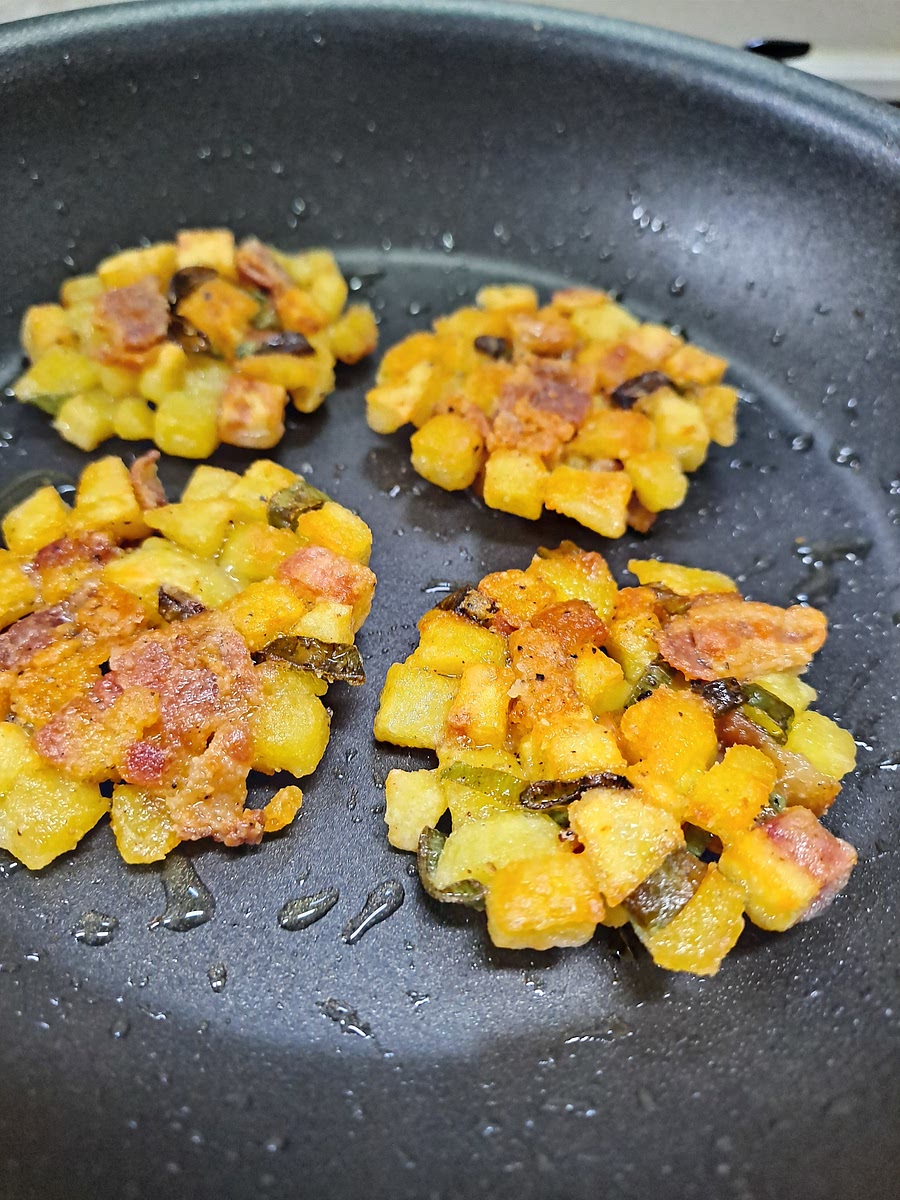오일 두른팬에 적당히 올려 노릇하게 구워내어 줍니다.