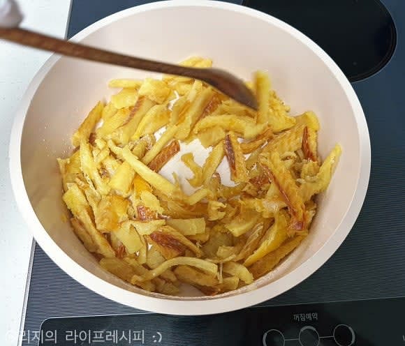 들기름에 손질해둔 황태채를 달달 볶아주세요