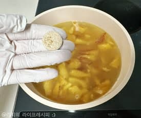 잘 볶아진 황태에 멸치육수 1리터를 넣어주고, 육수가 끓으면 다진마늘과 멸치액젓, 국간장 등을 넣어 간을 맞춰주세요