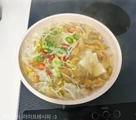 두부도 넣고 3분정도 끓이다가, 콩나물도 넣어 끓여주세요. 마무리로 대파 청양고추 홍고추도 넣어 한소끔 끓여주면 완성이에요