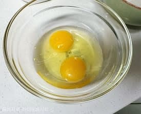 컵누들 매콤한맛 1개를 꺼내서 준비해주시고, 계란 2개를 잘 풀어주세요