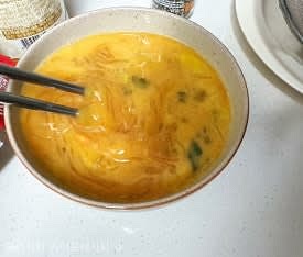 컵누들에 뜨거운 물을 부어 3분정도 놔둔 후, 가위로 당면을 적당히 잘게 잘라주세요. 전자레인지 사용이 가능한 볼에 계란물과 컵누들을 부어서 잘 섞어주세요