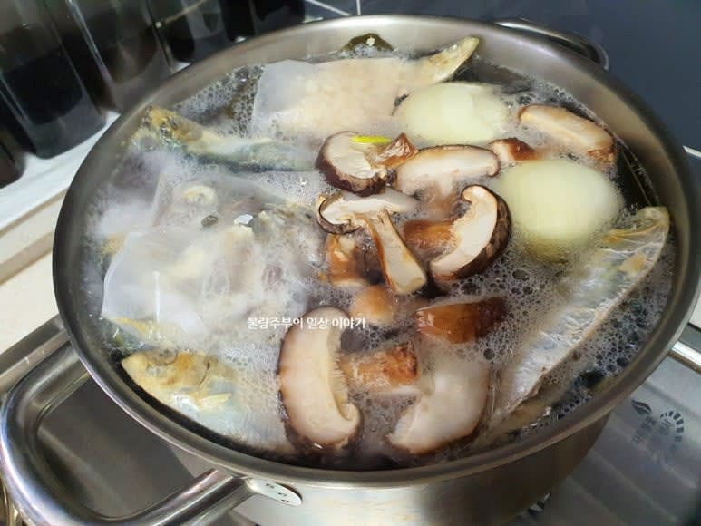 물 3.5리터에 디포리, 다시멸치, 다시마, 양파, 무, 말린송화버섯(선택), 마늘을 넣고 약 30분간 약불에 끓여 육수를 만듭니다. 이때 소주 1국자를 넣어 디포리의 비린 향을 잡아줬어요.