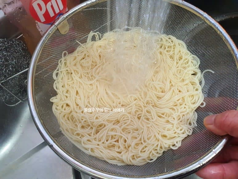소면을 끓는 물에 삶아 찬물에 헹궈 물기를 뺍니다.