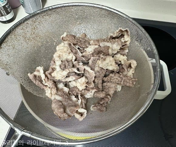 끓는 물에 우삼겹이나 차돌박이를 넣어 데쳐주세요