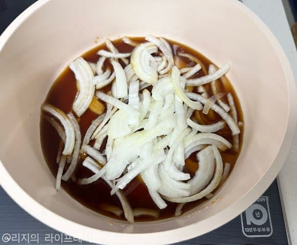 물 120ml에 규동소스 80ml 정도 넣고 채썬 양파를 넣어 같이 끓여주세요