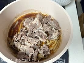 양파가 투명해지고 규동소스가 양파에 베어들때까지 약 3분정도 졸여주다가, 데쳐둔 차돌박이 또는 우삼겹을 넣고 1분정도 섞어가며 졸여주세요