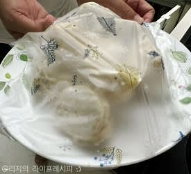 냉동만두를 그릇에 담고 물을 살짝 뿌려준 뒤 랩을 씌워서 전자레인지에 3분30초 정도 돌려주세요