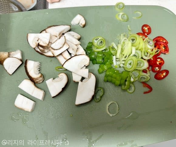 황태육수를 냄비에 넣고 끓여주고, 효초버섯과 대파, 홍고추를 잘라 준비해주세요