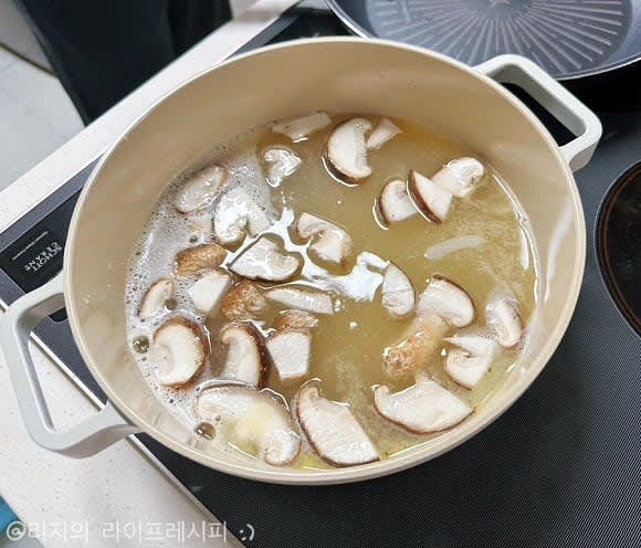 육수에 버섯을 넣고 끓이다가 다진마늘도 한스푼 넣고 끓여주세요. 그리고 계란도 2개정도 잘 풀어주세요