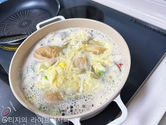 찐 만두를 육수에 넣고 대파와 홍고추도 넣은 뒤, 풀어놓은 계란물도 잘 둘러주어 약 2분정도만 더 끓여주면 완성입니다