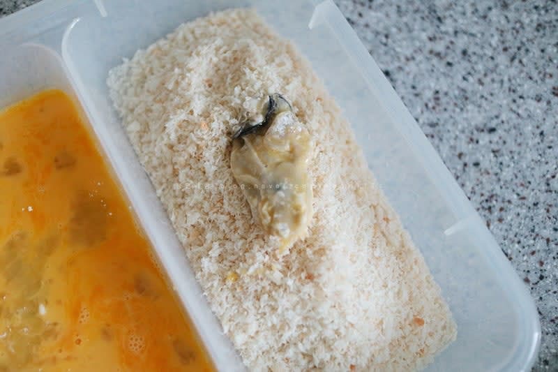 밀가루 > 계란 물 > 빵가루 순으로 튀김 반죽을 입혀 준비한다.