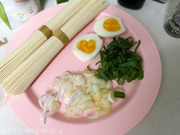 라멘에 추가로 넣을 재료들을 미리 준비해주세요