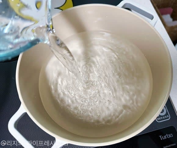 냄비에 라멘 1개당 약 450ml의 물을 넣고 끓여주세요