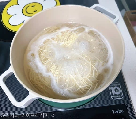 면 2봉지를 넣고 삶아주세요 (딱딱한 면 : 2분 / 기본 면 : 2분30초 / 부드러운면 : 3분이상)