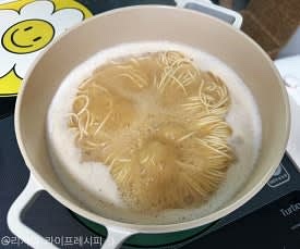 면이 삶아지면 라면 액상스프도 넣고 저어주면서 한소끔 더 끓여주세요