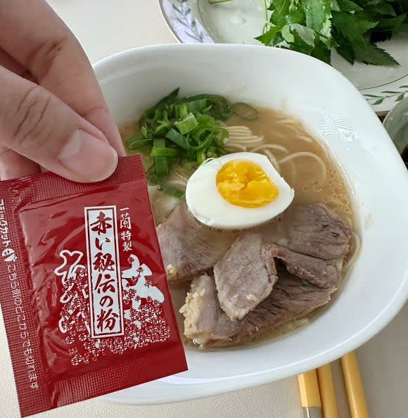 마무리로 그릇에 면과 국물, 고명을 담고 매운비법스프를 톡톡 뿌려주면 완성입니다