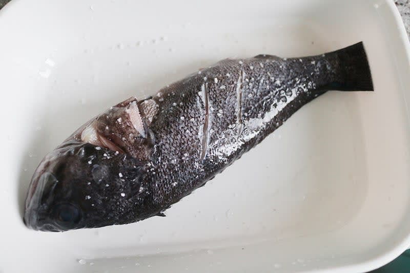 먼저 준비한 우럭 비늘을 제거해 준 뒤 깨끗하게 세척 후 칼집을 내고 소금을 뿌려 준비한다.