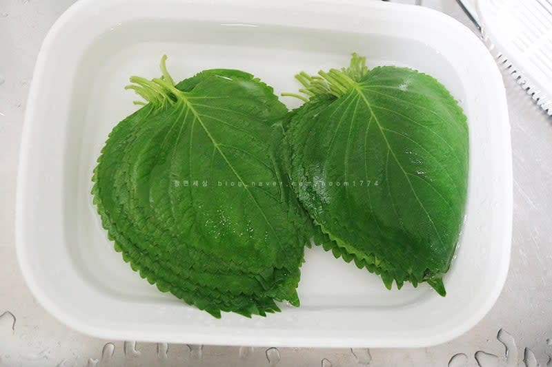 물에 깻잎을 한 장 한 장 깨끗하게 씻어준 뒤 식초 1T 넣고 1~2분 담가 준비한다.